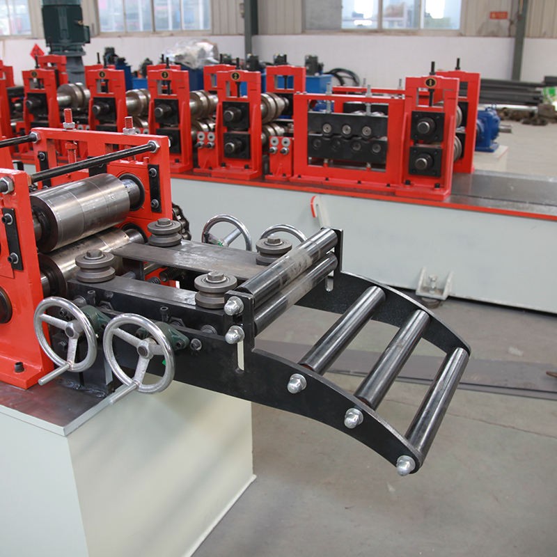 Высокоточный автоматический станок для изготовления рольставней. Профессиональный станок для профилирования рулонных ворот на заказ.