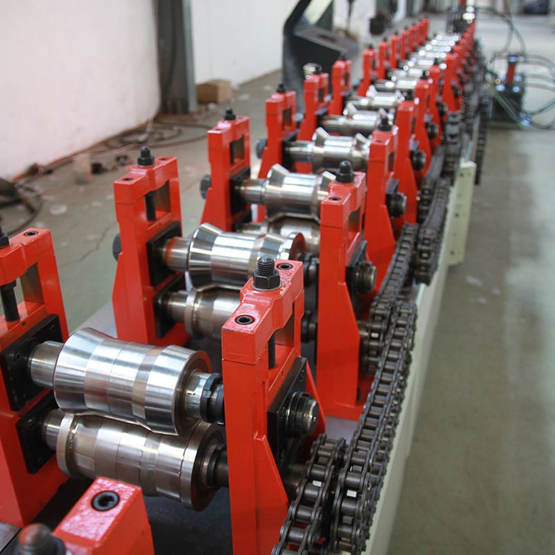 Высокоточный автоматический станок для изготовления рольставней. Профессиональный станок для профилирования рулонных ворот на заказ.