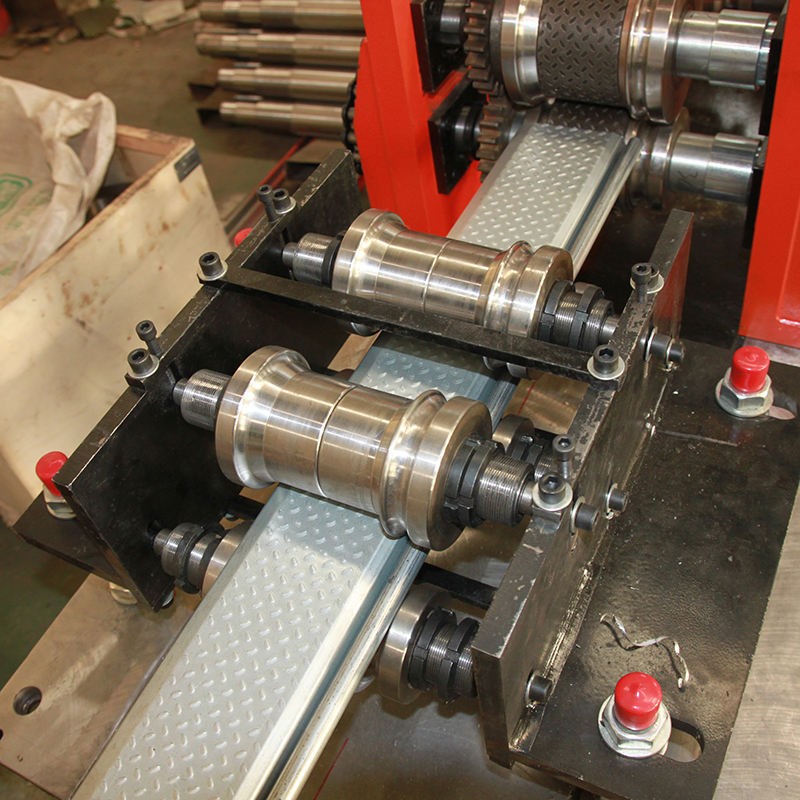 Высокоточный автоматический станок для изготовления рольставней. Профессиональный станок для профилирования рулонных ворот на заказ.