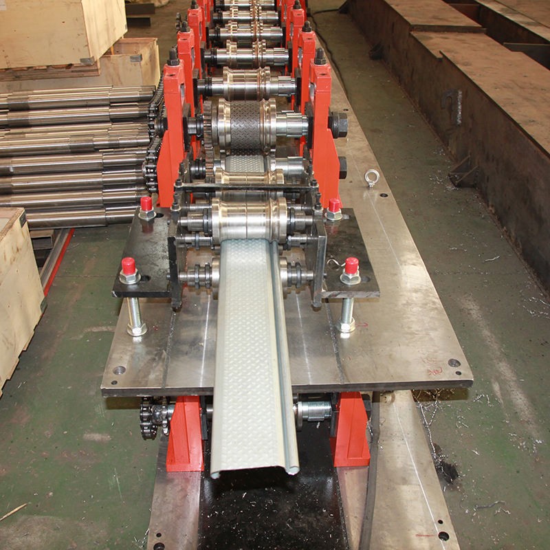Высокоточный автоматический станок для изготовления рольставней. Профессиональный станок для профилирования рулонных ворот на заказ.