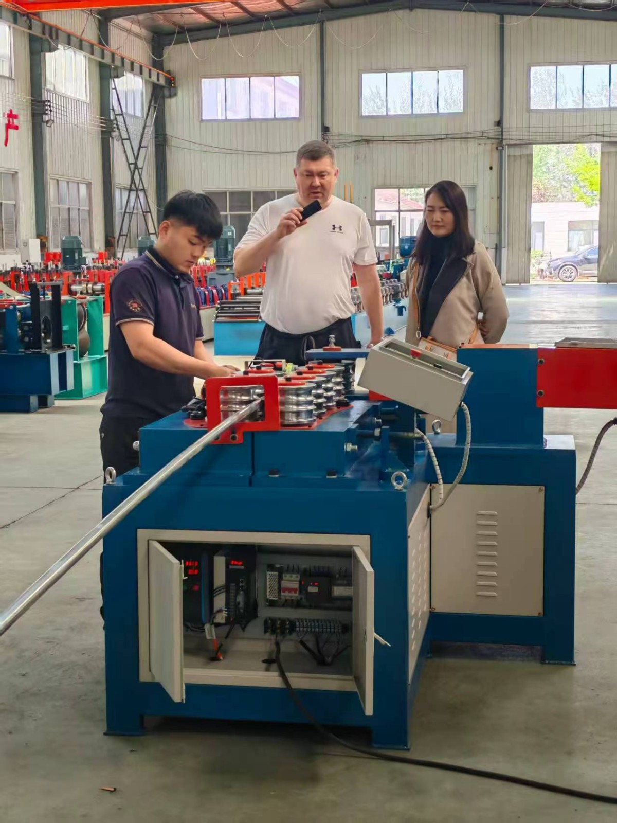 Клиенты приезжают на завод для проверки товаров.