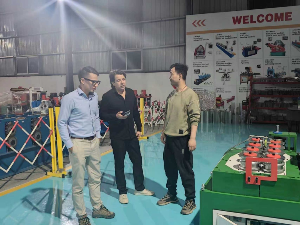 Клиенты приезжают на завод для проверки товаров.