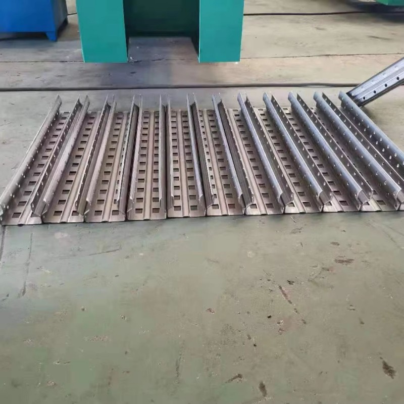 Станок для профилирования стеллажей для супермаркетов