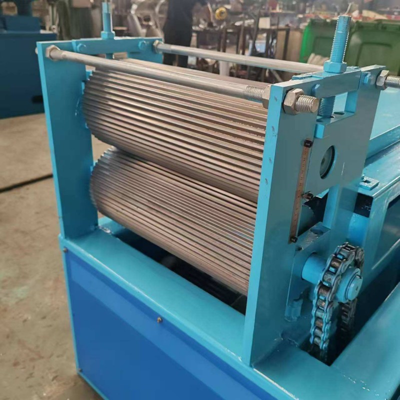 Станок для формовки гофрированной листовой стали с двухпозиционным редукторным двигателем цилиндрического типа с подшипниковым креплением