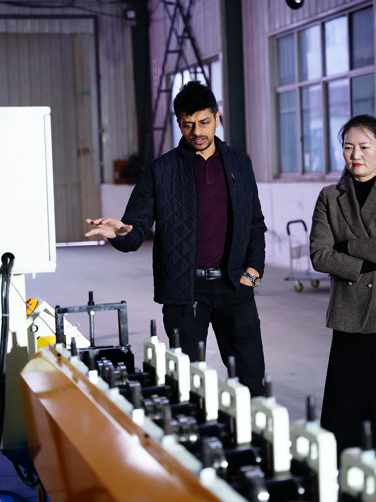 Клиенты приезжают на завод для проверки товаров.