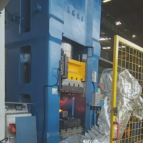 Независимая отладка + точный контроль! Автоматизированное оборудование 2500T успешно прошло пробный запуск, продемонстрировав высокие технические возможности команды.