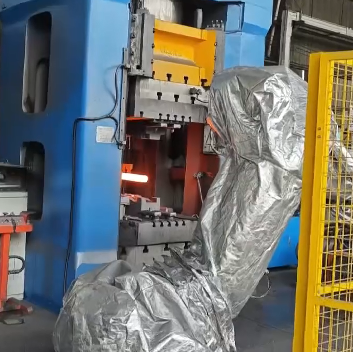 Эффективность превыше всего! Автоматизированное оборудование мощностью 2500 тонн обеспечивает полностью автономную ковку 4 типов скребков за 8 дней.