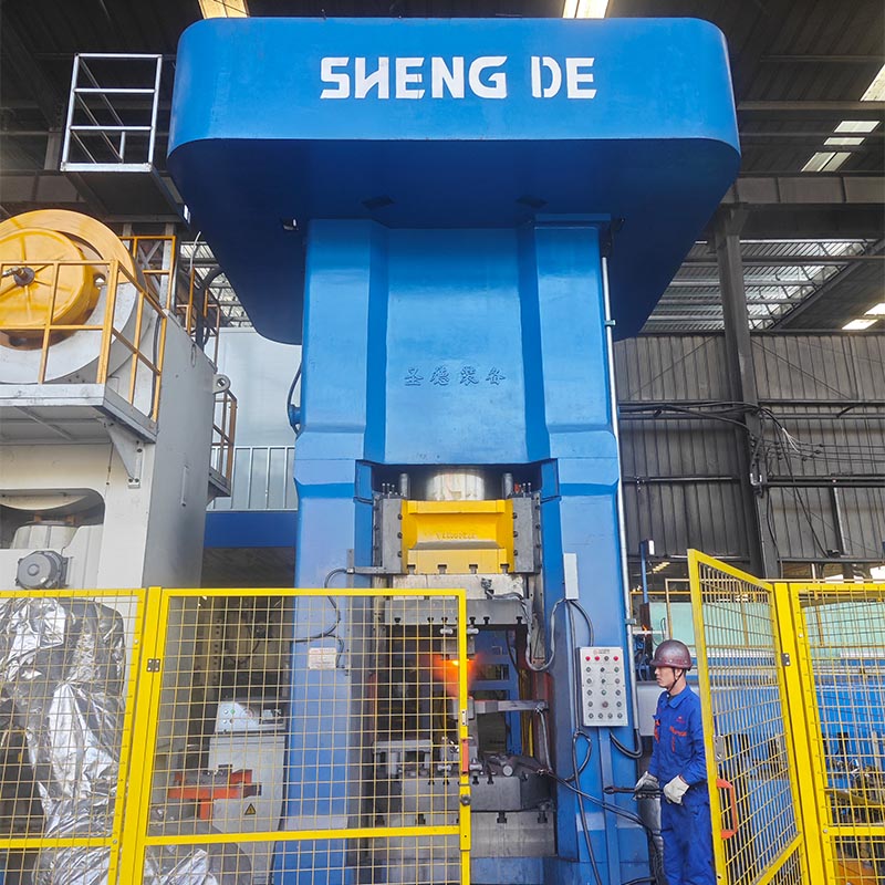 «Свет образца для подражания»: команда Хуан Сяоцзян справляется со сложной задачей ремонта оборудования всего за 4 дня, обеспечивая выполнение заказа.