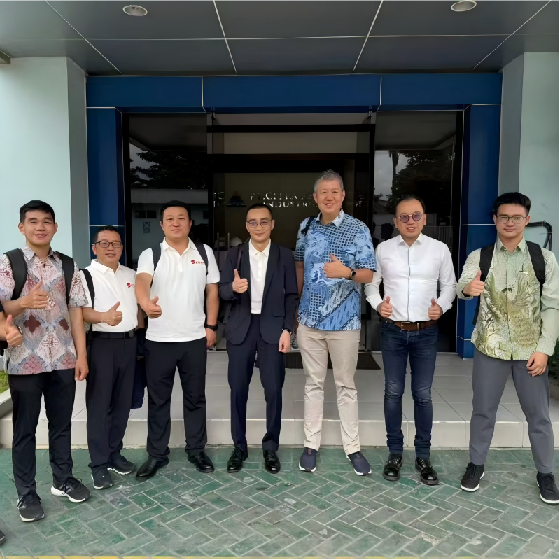 Технические специалисты OOO «Шааньси Баота-горы Технологии Новых Материалов» в промышленном парке Циншань в Индонезии В рамках расширения присутствия OOO Шааньси Баота-горы Технологии Новых Материалов на зарубежных рынках сервис играет такую же важную роль, как и качество продукции. С июля 2025 года для решения сложных задач в промышленном парке Циншань (Индонезия) компания направила опытного специалиста — это инженер по техническому обслуживанию на объекте.  Решение сложных технических задач: На юге острова Тидоре из-за влажного климата строительные бригады столкнулись с трудностями. Инженер по техническому обслуживанию на объекте компании OOO Шааньси Баота-горы Технологии Новых Материалов провел замеры на месте. С учетом специфики таких материалов, как силиконовая термостойкая эмаль и неорганический цинконаполненный грунт, был разработан улучшенный план строительных работ. Это позволило решить проблему адгезии и пузырения краски.  Гарантия сдачи проекта в срок: Под руководством инженера команда успешно освоила техники окрашивания в сложных условиях. Это гарантировало, что проект будет завершен как сдача проекта в срок. OOO Шааньси Баота-горы Технологии Новых Материалов доказывает силу китайского бренда, обеспечивая профессиональное техническое обслуживание на объекте.