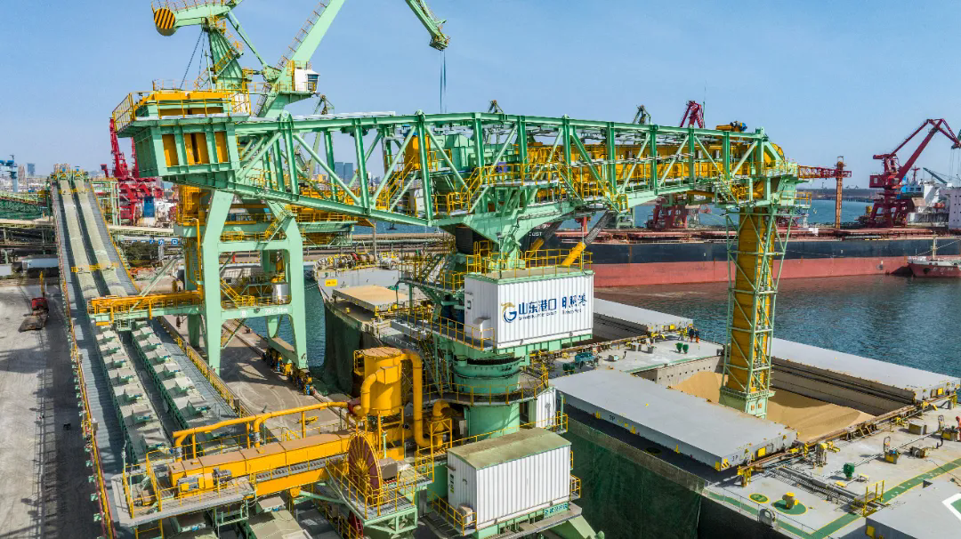 Первый в стране самосвал для автоматизированных разгрузочных судов с продовольствием