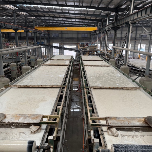 «Без видеонаблюдения — никаких работ»: «умная» и экологичная трансформация горнодобывающей промышленности; химическая отрасль переживает перестройку под давлением; вакуумные ленточные фильтры способствуют повышению качества и снижению энергопотребления в промышленности