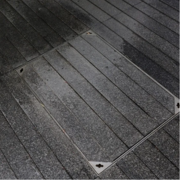 Можно ли укладывать асфальт на нержавеющий люк?