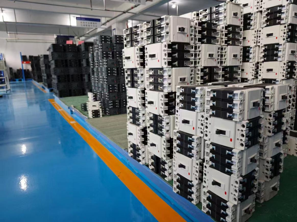 Миниатюрный автоматический выключатель 4P