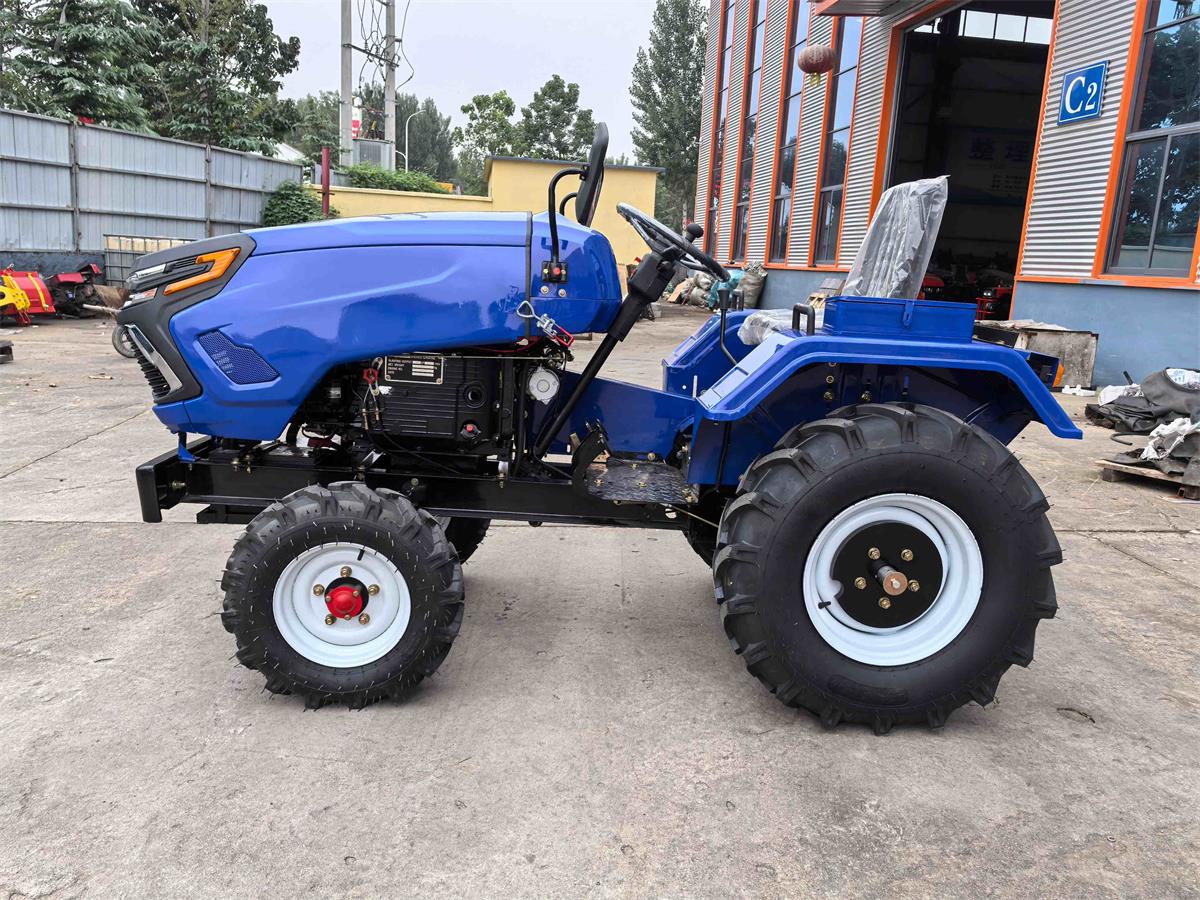 Шесть тракторов доставлены во Францию.