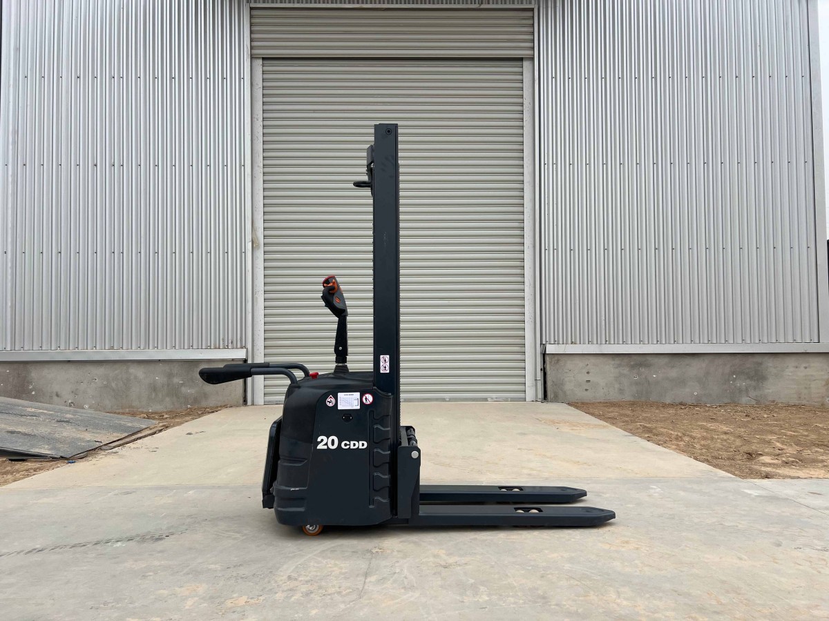 Король эффективности на складах: насколько мощны штабелеры?