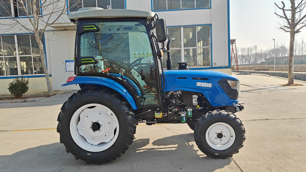 Шесть тракторов отправлены во Францию