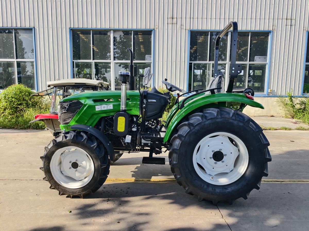 Мощный полноприводный (4WD) сельскохозяйственный трактор для эффективной работы в хозяйстве
