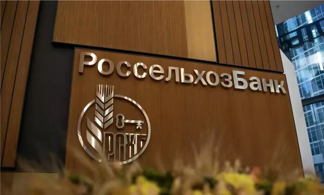 Банк России: на внешнеторговые операции в юанях приходится 40% всех трансграничных операций в России