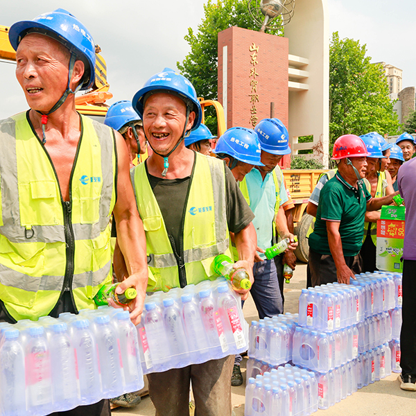 Жест заботы, приносящий прохладное облегчение в летнюю жару~