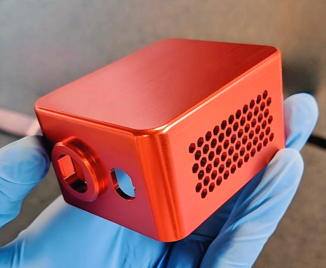 Анодирование против Окраски: Выбор оптимальной технологии для обработки металлических поверхностей