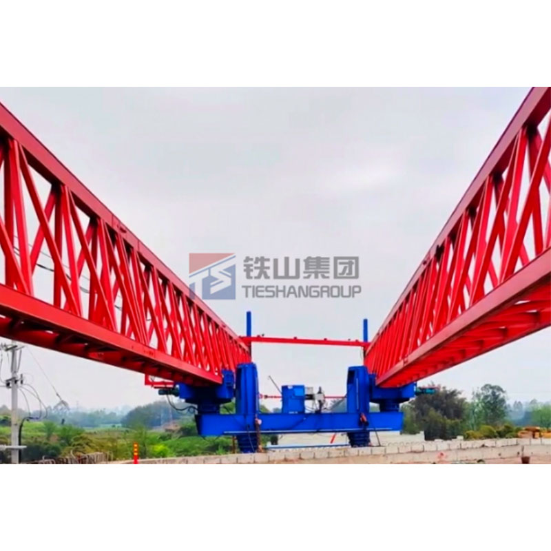 Строймашина для укладки мостов JQJ200T-40M группы TieShan способствует строительству автомагистрали Хунцинь-Бицзиньцзинь в Чуньцинском городе.