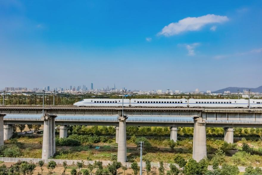 ▲Высокоскоростная железная дорога