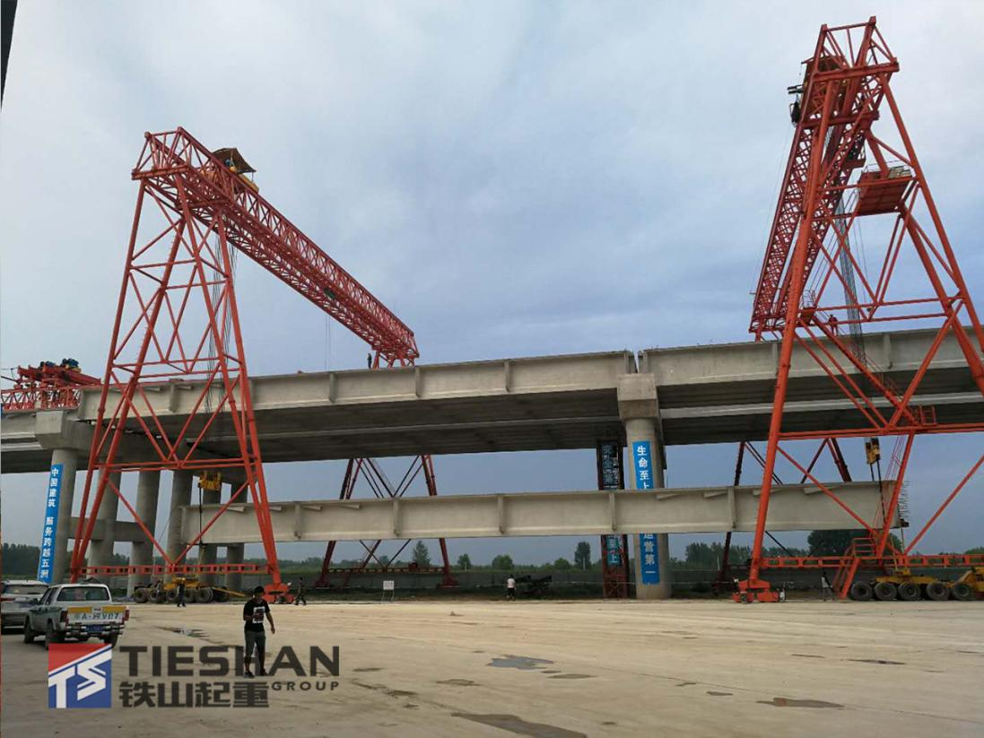 ▲Фотография работающей балочной подъемной машины компании Tieshan Crane