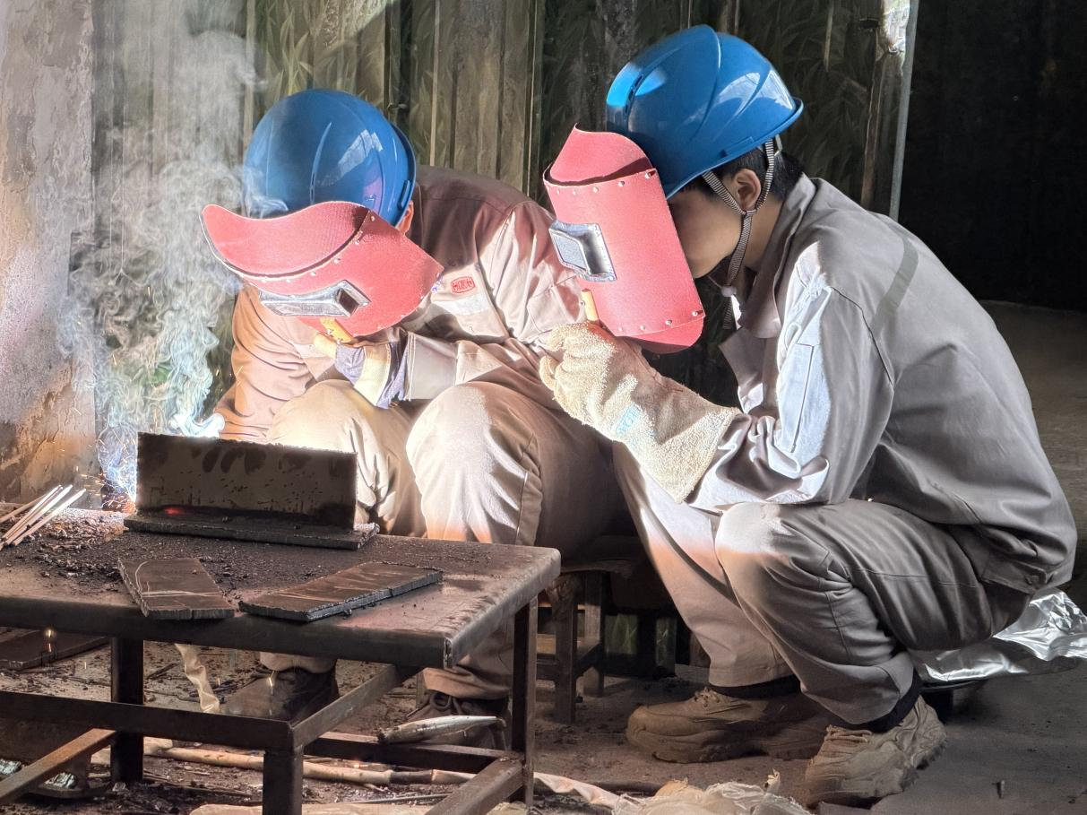 Рабочие выполняют простые электросварочные работы.