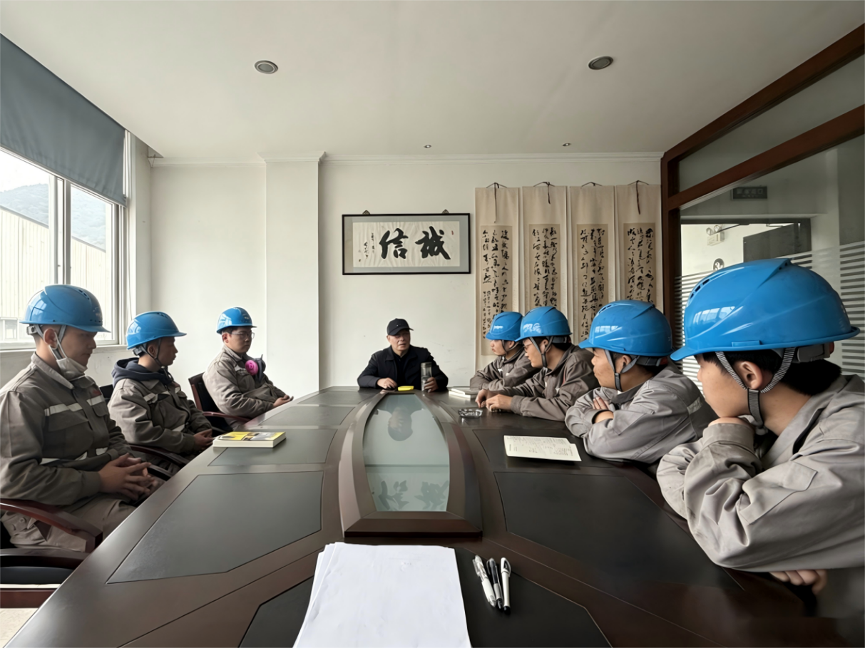 Генеральный директор объясняет корпоративную культуру стажерам.