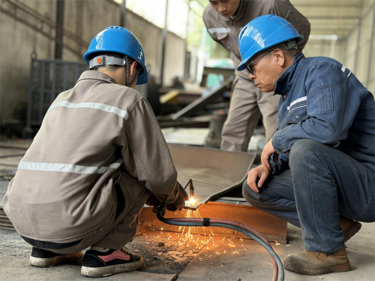 Ученик учится пользоваться инструментами под руководством мастера.