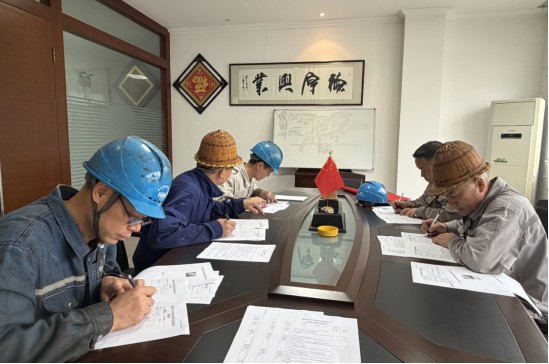 - Начальник отдела проводит теоретический экзамен по технике безопасности 3-го уровня