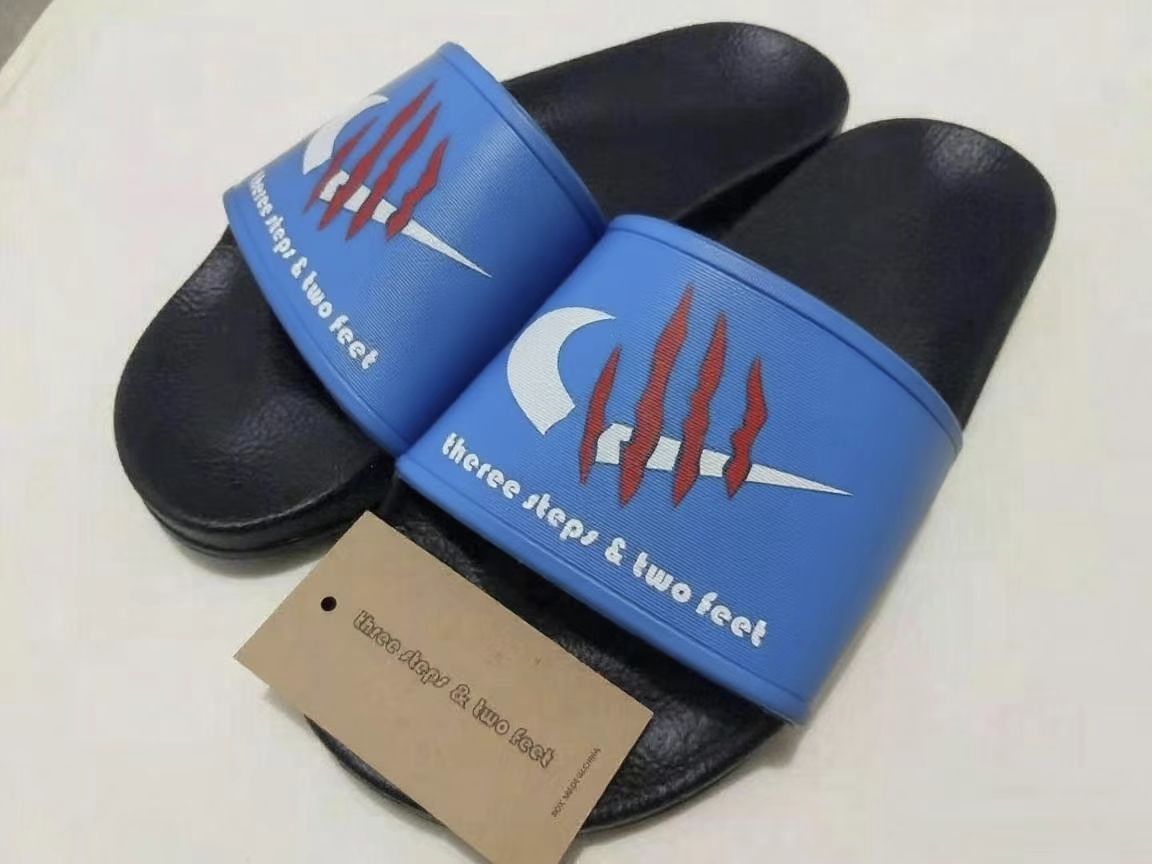 Синие тапочки