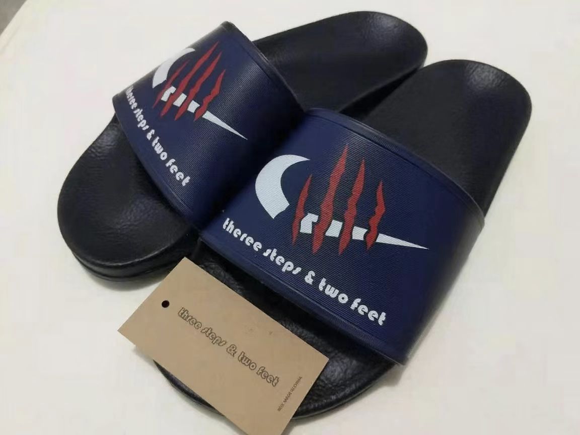 Темно -синие тапочки