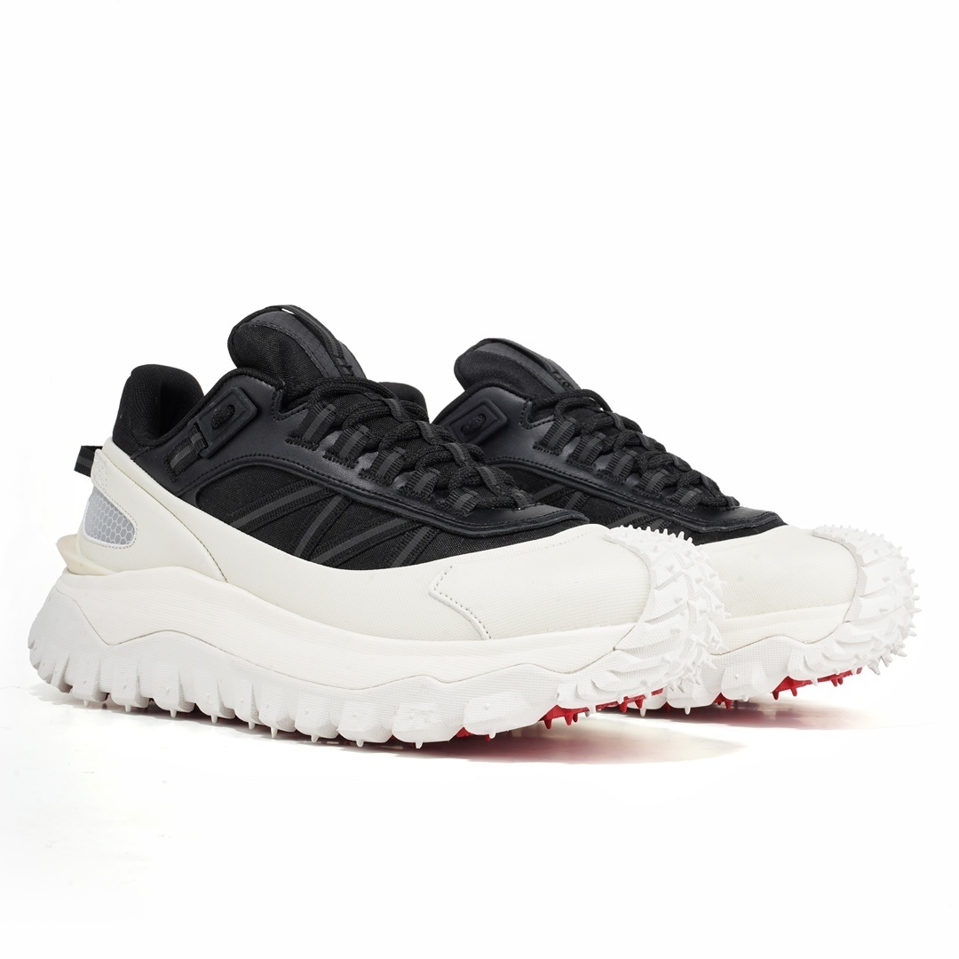 Черно -белые кроссовки