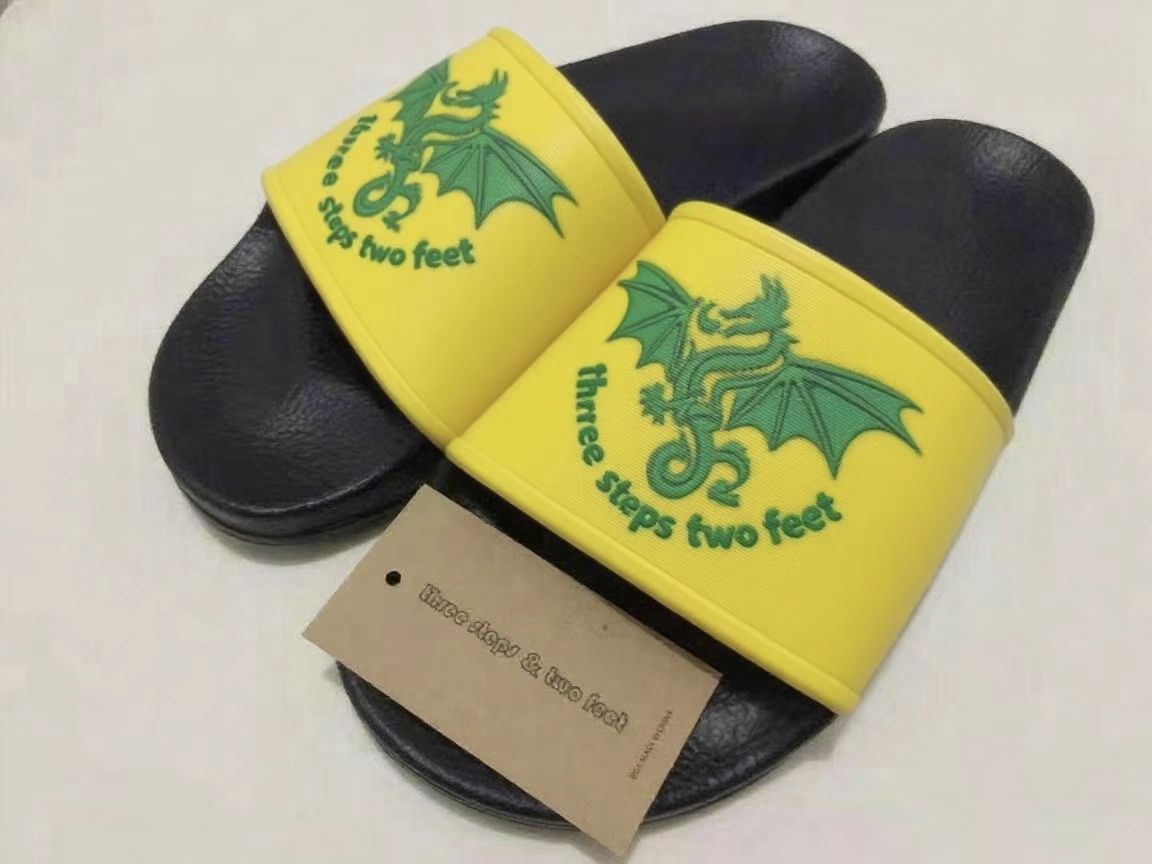 Жёлтые тапочки.