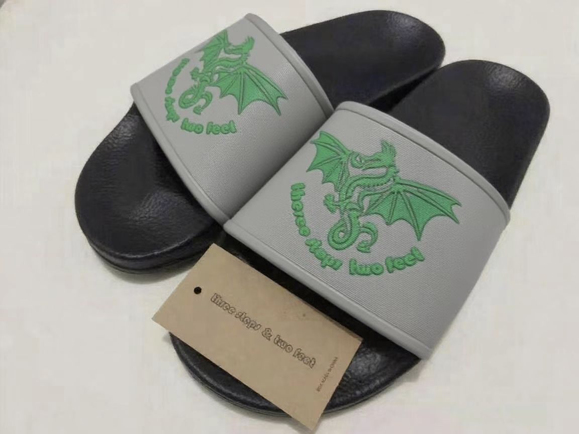 Серые тапочки.