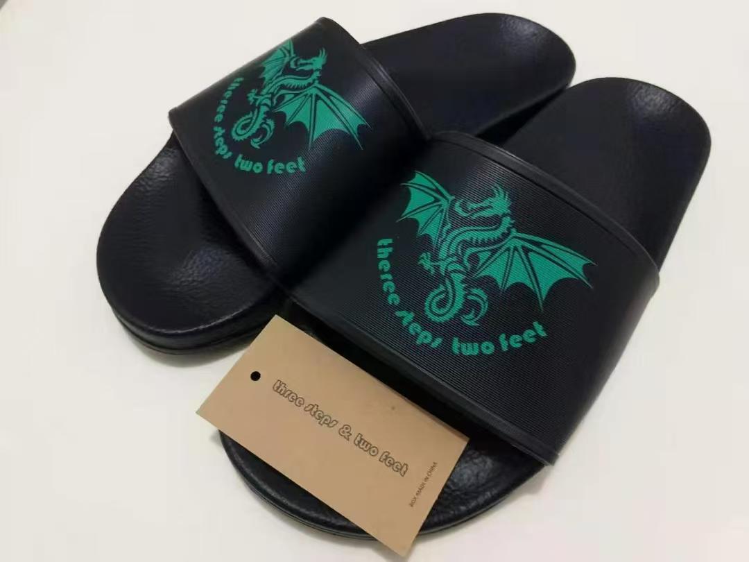 Черные тапочки.