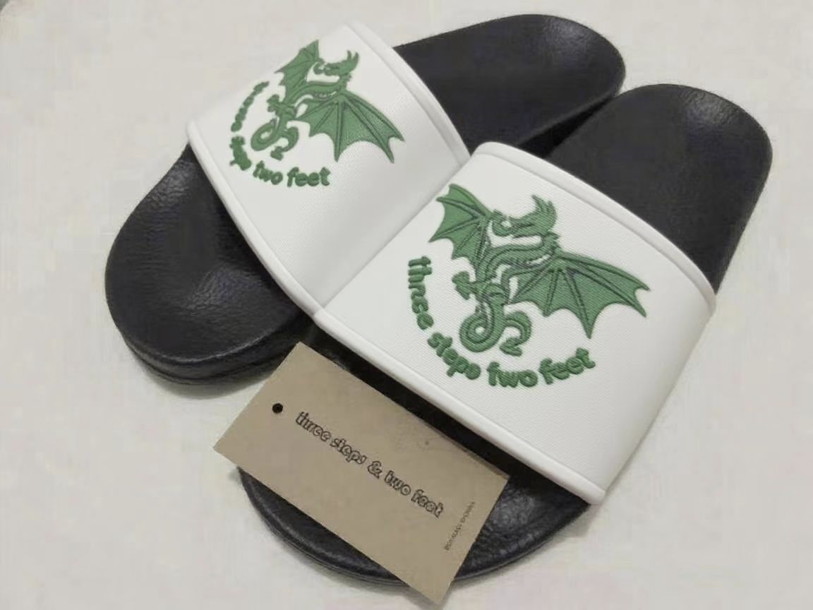 Белые тапочки.