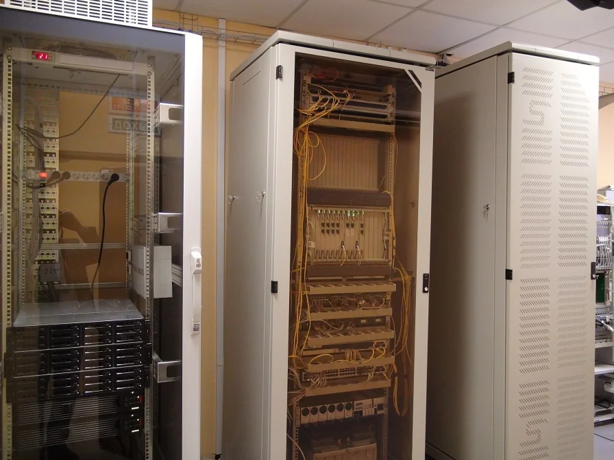 Как выбрать надёжный телекоммуникационный шкаф СКС для вашей сети