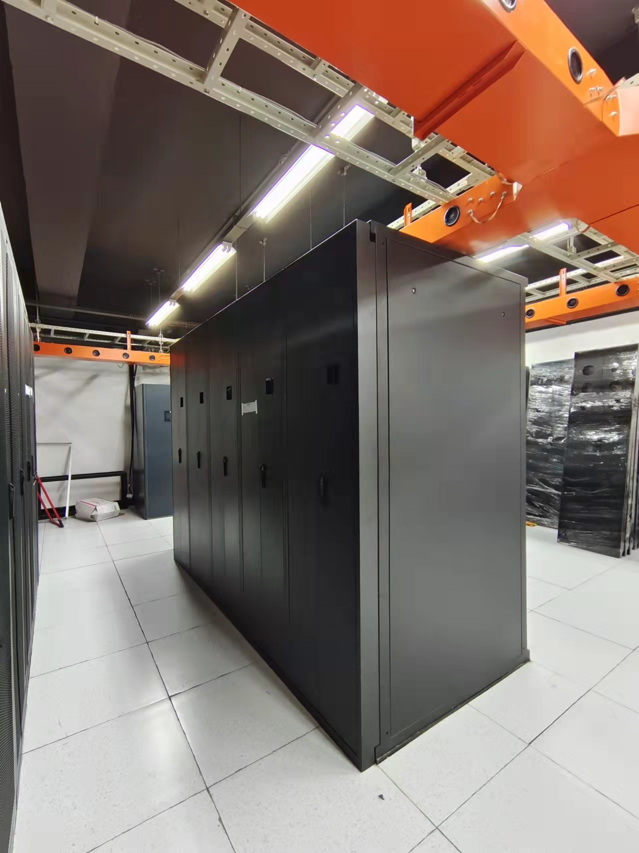 Благоприятная политика способствует модернизации телекоммуникационной инфраструктуры, а технология точного регулирования воздушного потока в дверцах шкафов становится локомотивом экологической трансформации оборудованных помещений