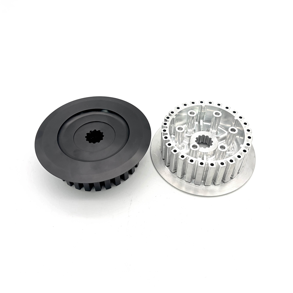 Четырехосевая прецизионная обработка компонентов червячной передачи позволяет выполнять фрезерование нескольких поверхностей и обработку профиля зубьев за одну установку.