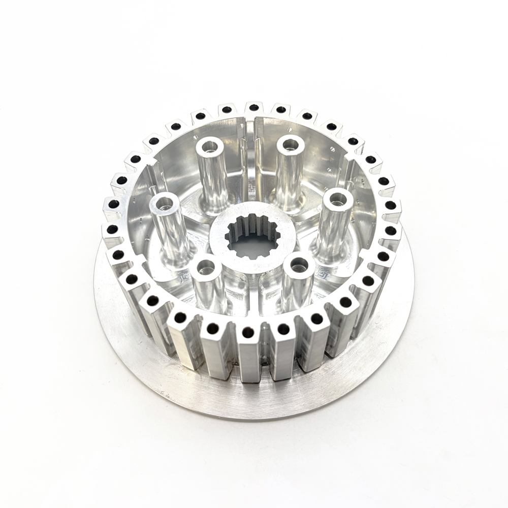 Четырехосевая прецизионная обработка компонентов червячной передачи позволяет выполнять фрезерование нескольких поверхностей и обработку профиля зубьев за одну установку.