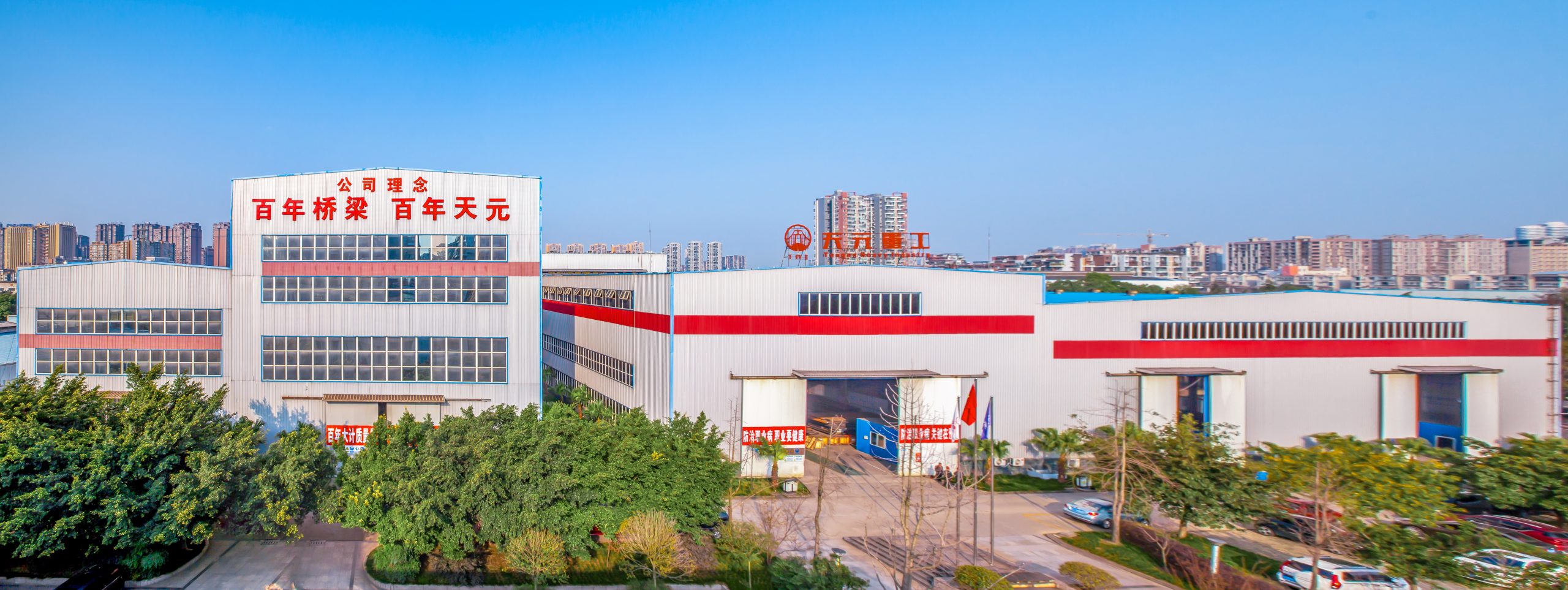 Специальный мост в Южном озере – первый в мире горный подвешенный мост успешно соединился под поперечником соты на берегу Шангри-Ла