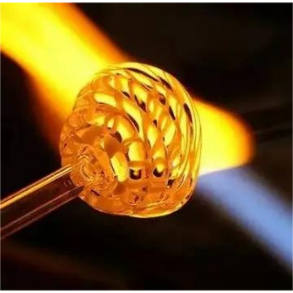 Закаленное стекло с полным кислородным обжигом: импульсное сжигание + технология прецизионного воздушного охлаждения Энергопотребление снижено на 21%, прочность на изгиб достигает 95 МПа