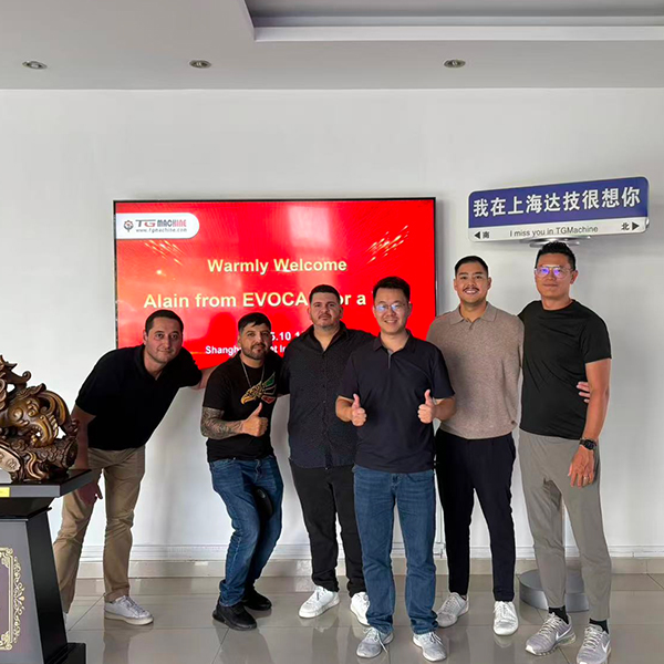 Клиент посетил завод, где были установлены машины и линии по производству жевательной резинки, и заключил сделку на поставку