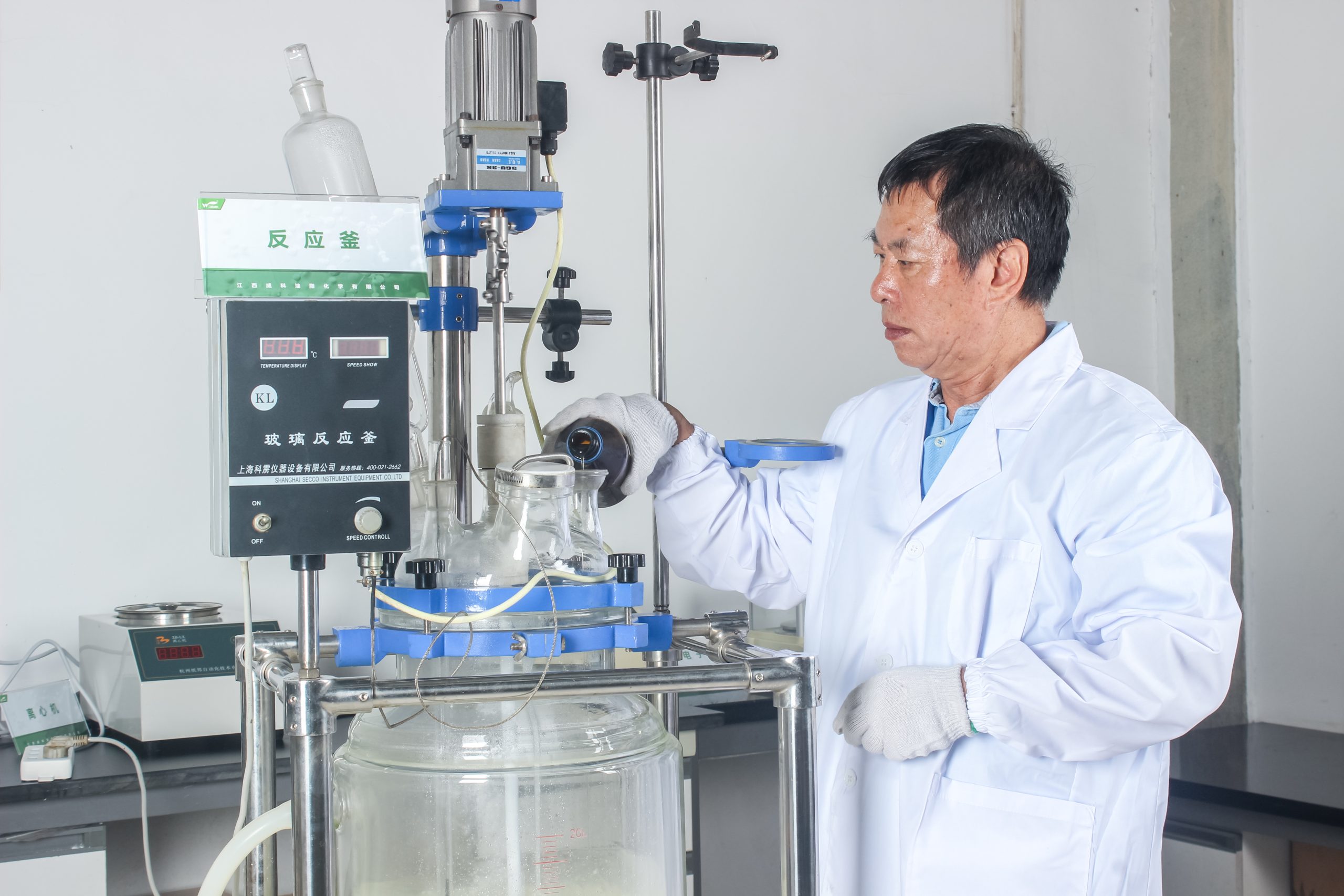 Внутри нашей передовой лаборатории: гарантии качества, инноваций и эффективности олеохимических добавок