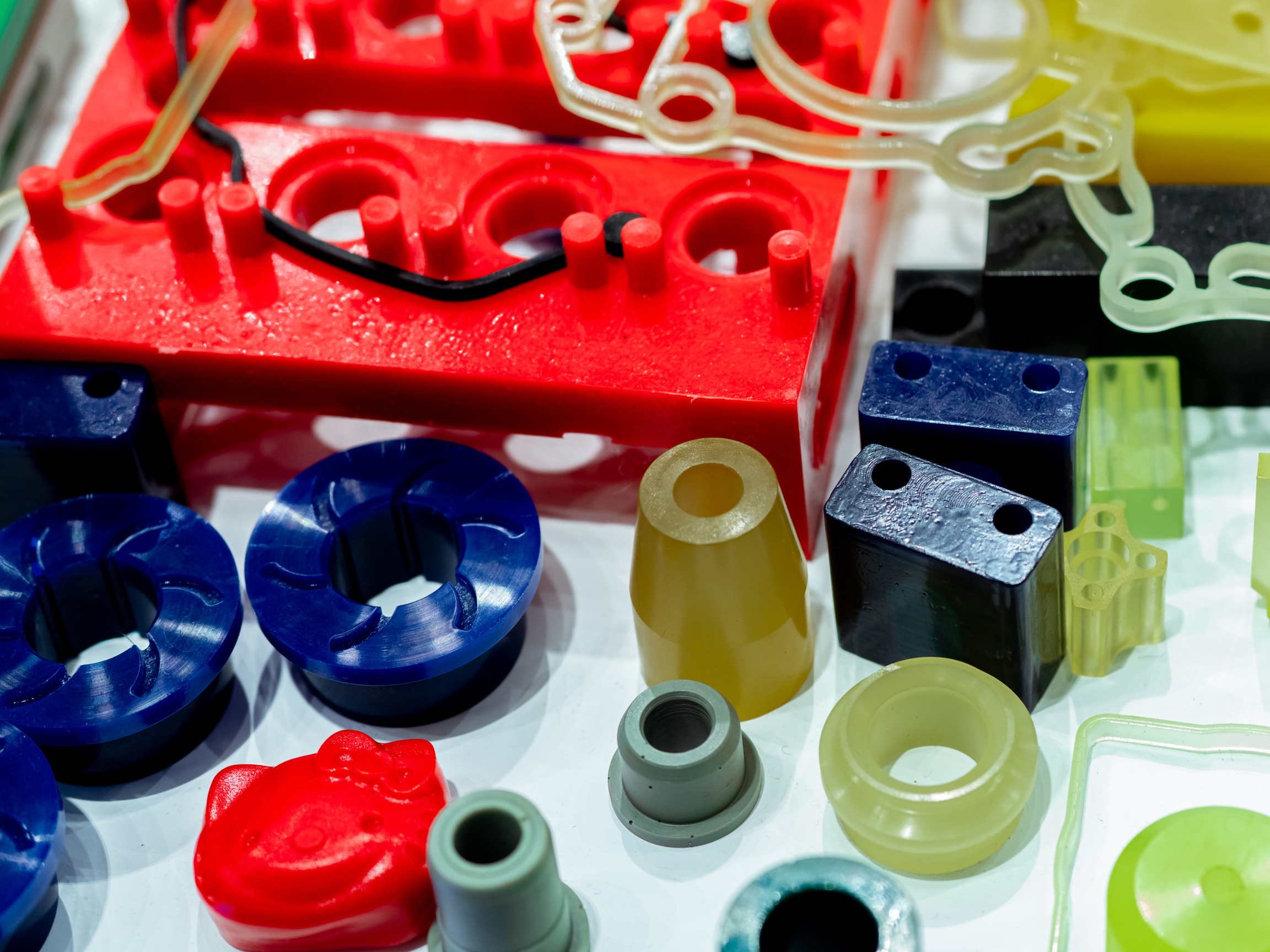 Понимание амидного блуминга: как амиды жирных кислот контролируют трение при переработке пластмасс