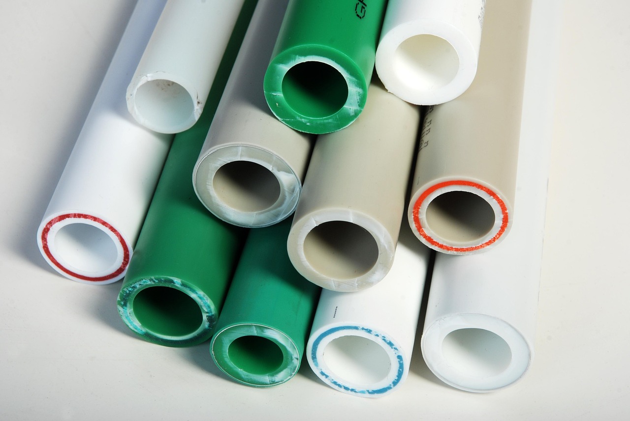 Оптимизация производства труб из ПВХ и HDPE: ключевая роль добавок EBS и эрукамида
