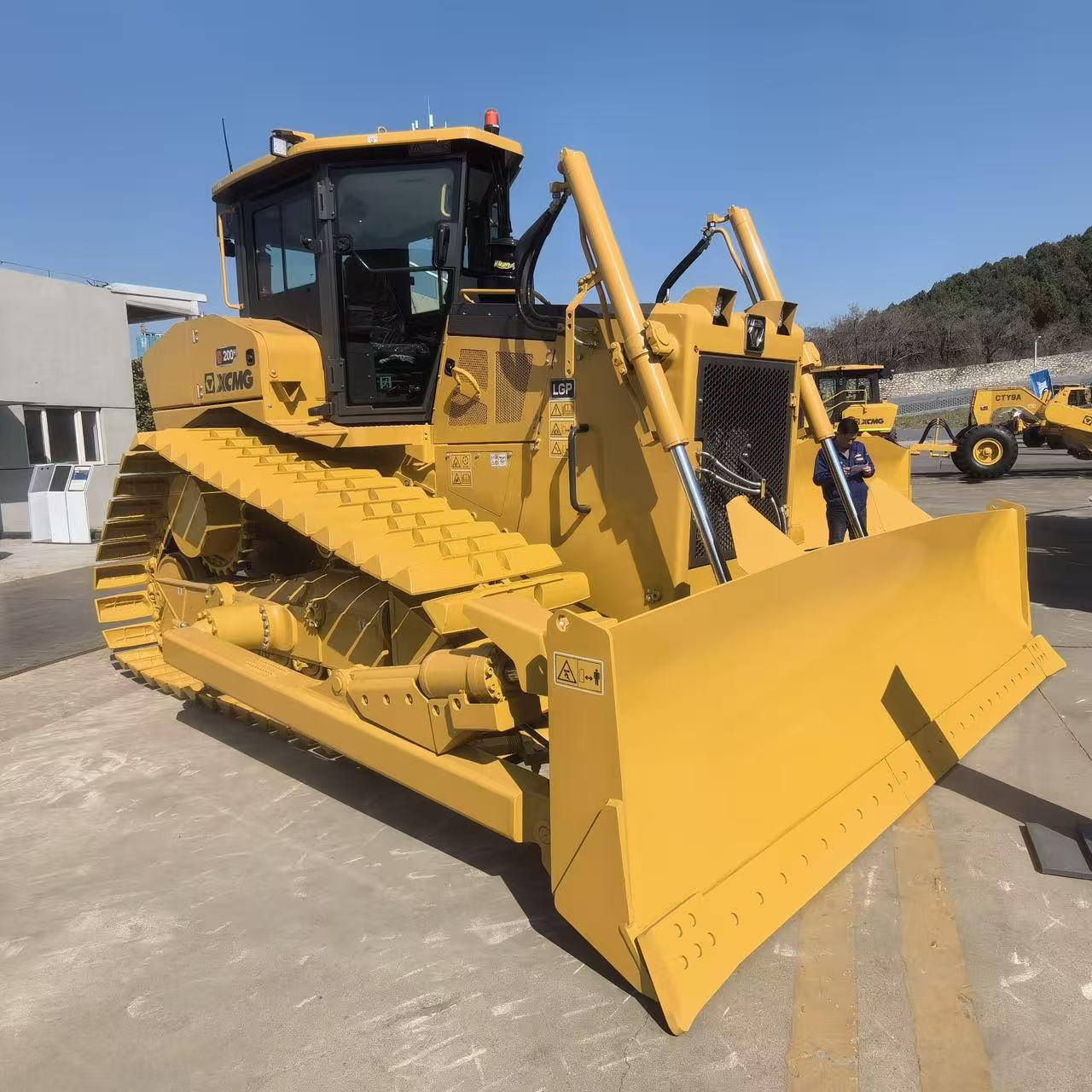 Колёсный бульдозер XCMG D200H