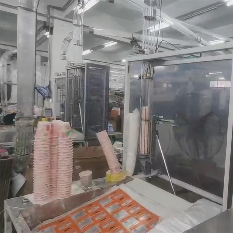 Предновогодний ажиотаж! Заказы на бумажные стаканчики переполнены! Производственные линии работают на полную мощность круглосуточно, чтобы обеспечить поставки в пиковый праздничный сезон.